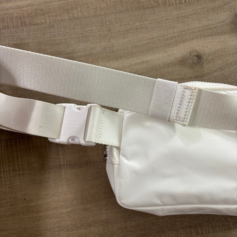 Lululemon Everywhere Belt Bag Mickey Mouse White - Picture 4 of 7